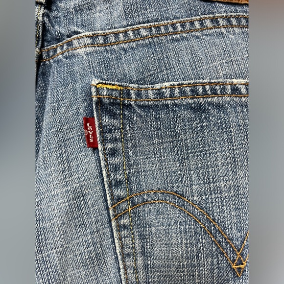 (20) Levi's Men's Blue and Navy Jeans - Picture 4 of 7